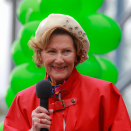 Queen Sonja sends off the first of the children running in the "Labb and Line" children's race. Photo: Lise Åserud, NTB scanpix
